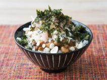 いかの塩辛のりジャコ天かすスパイス納豆麦ごはん