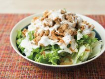 フライドオニオン納豆スパイストリュフシーザーサラダ