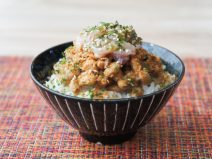 あおさごま鰹チーズ納豆いかの塩辛麦ごはん