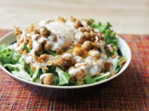 トリュフ温玉スパイス納豆フライドオニオンサラダ