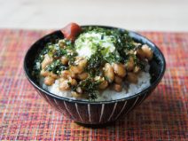 韓国海苔あおさゴマ梅温玉納豆麦ごはん