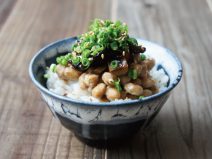 きくらげネギ胡麻納豆麦ごはん