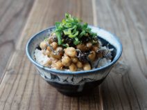 塩昆布もずくねぎ納豆麦ごはん