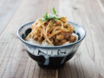 パクチーもやし炒め納豆麦ごはん