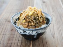 じゃこ昆布大豆もやしの和え物納豆麦ごはん
