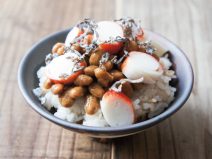カニカマ塩昆布納豆麦ごはん