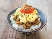 ゆずごま卵サラダめんたい納豆麦ごはん