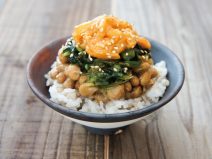 野沢菜昆布納豆ウニイカ麦ごはん