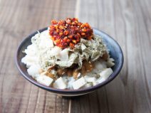 ラー油サラダチキンとろろ昆布納豆麦ごはん