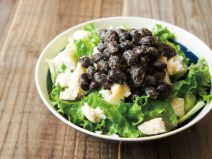 オリーブ岩塩黒豆納豆チキンサラダ