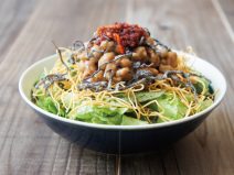 ラー油わさび塩昆布納豆パリパリ麺サラダ