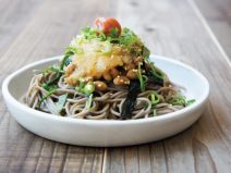 オリーブおろしネギ大葉梅納豆そば
