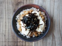 しそ昆布納豆とうふ十六雑穀ごはん
