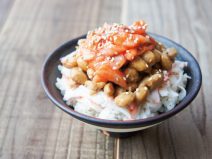 かにかまイカキムチ納豆麦ごはん