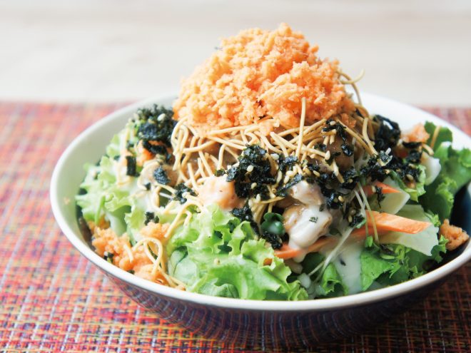 わかめ鮭納豆パリパリ麺サラダ