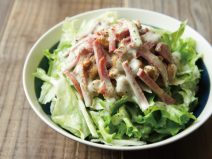 スパイスバジルチーズ納豆スモークタンサラダ